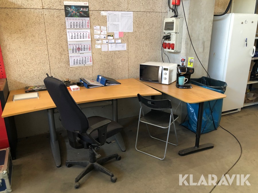 Höj/Sänkbara bord, kylskåp, kaffemaskin m.m