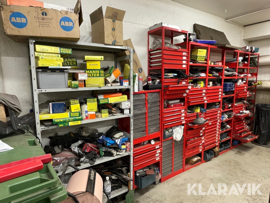 Parti med diverse reservdelar och förbrukningsmaterial för bilar