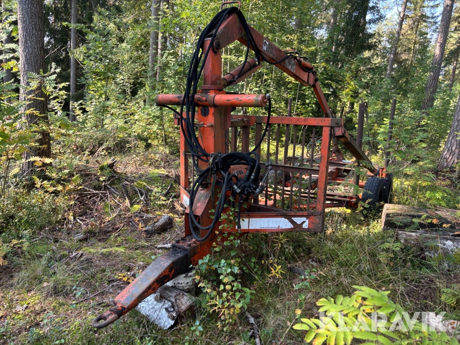 Skogsvagn med kran FMV -1500