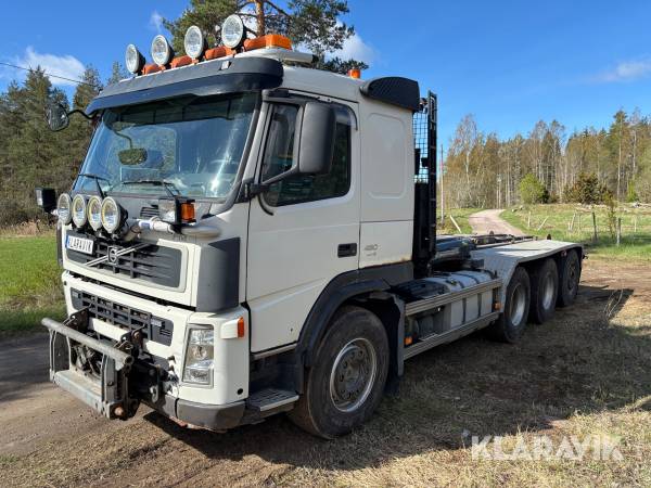 Lastväxlare Volvo FM480 8x4 med plogutrustning