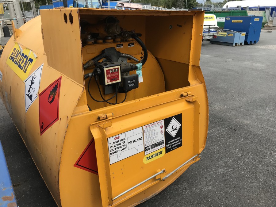 Bränsletank med pump och miljölåda