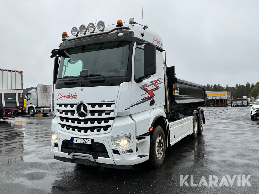 Lastväxlare Mercedes-Benz Arocs med grusflak