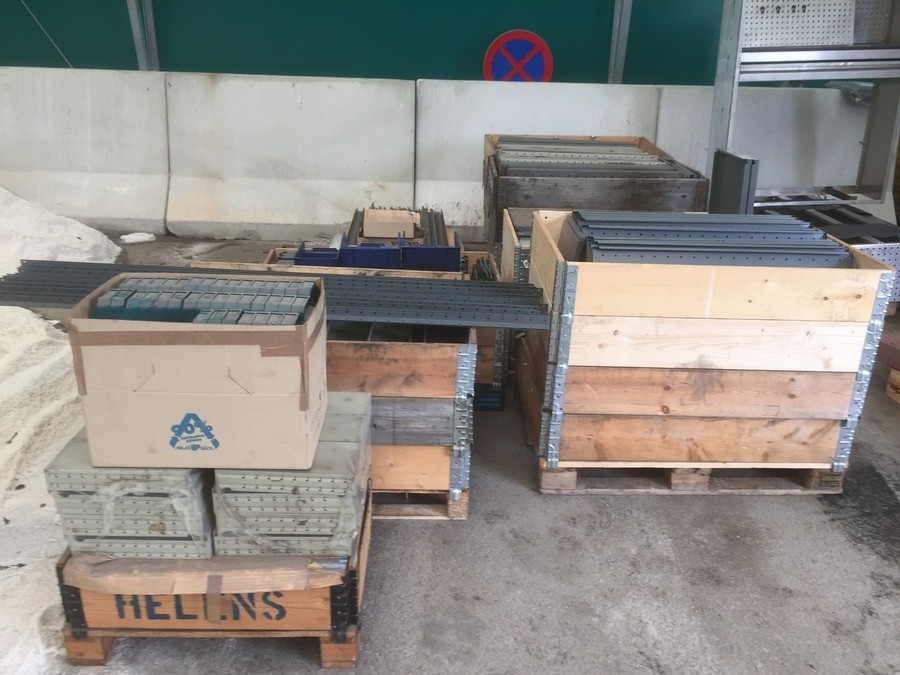 ca 20 st kompletta Plåthyllor 