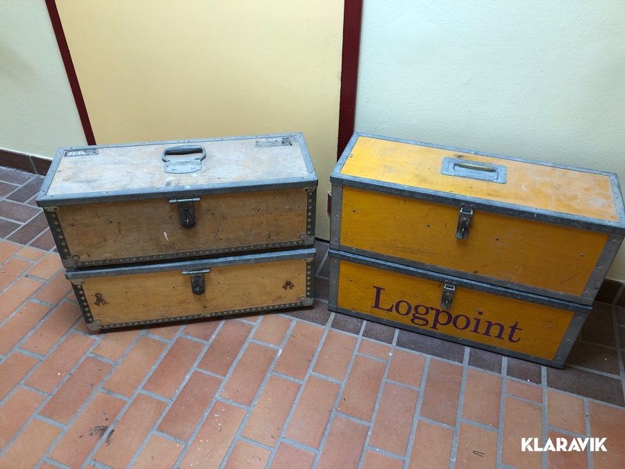 Verktygslådor i trä med blandade handverktyg