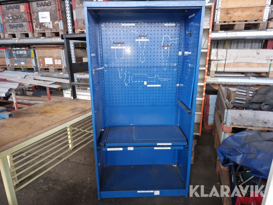 Verktygsskåp  med hyllplan och hållare