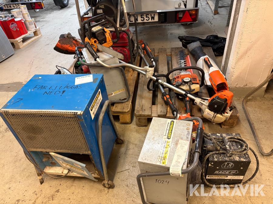 Diverse maskiner på pall 