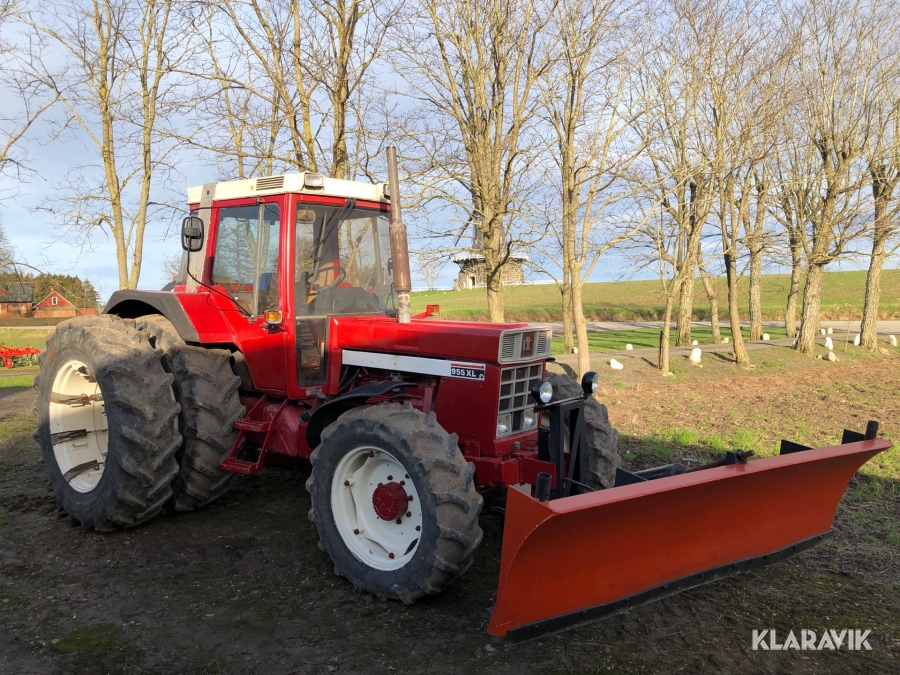 Traktor IH 955 XL med snöblad och dubbelmontage