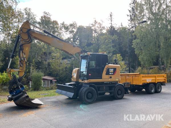 Grävmaskin CAT M317F med tippvagn och redskap