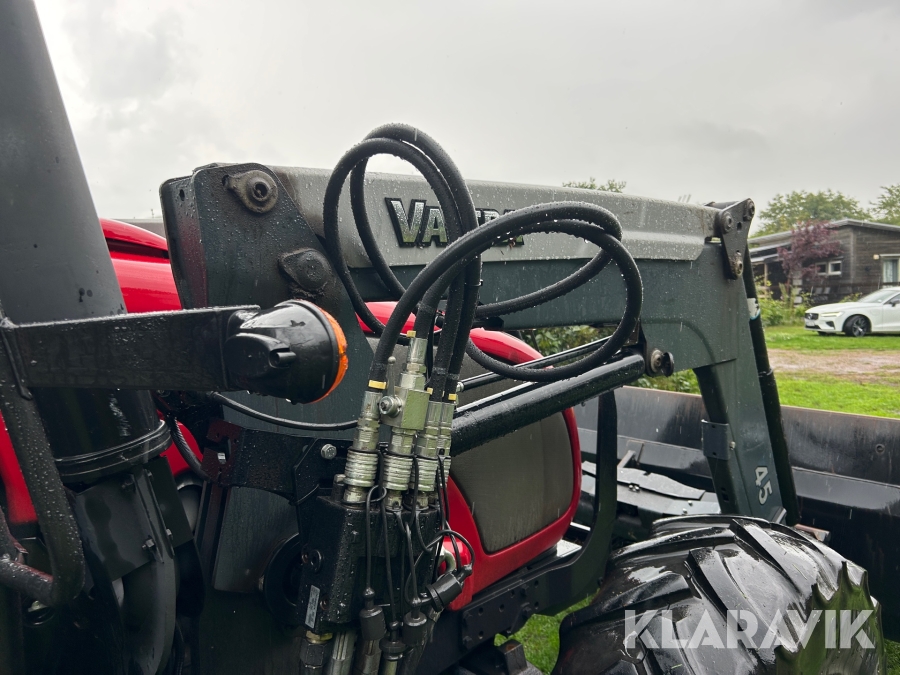 Traktor Valtra A75 med frontlastare