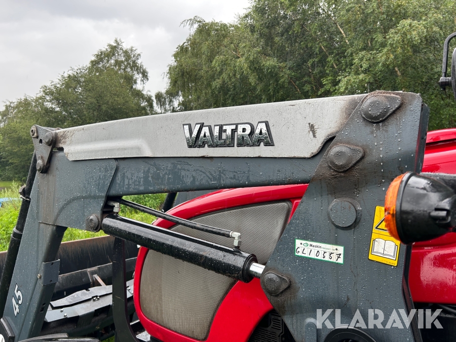 Traktor Valtra A75 med frontlastare