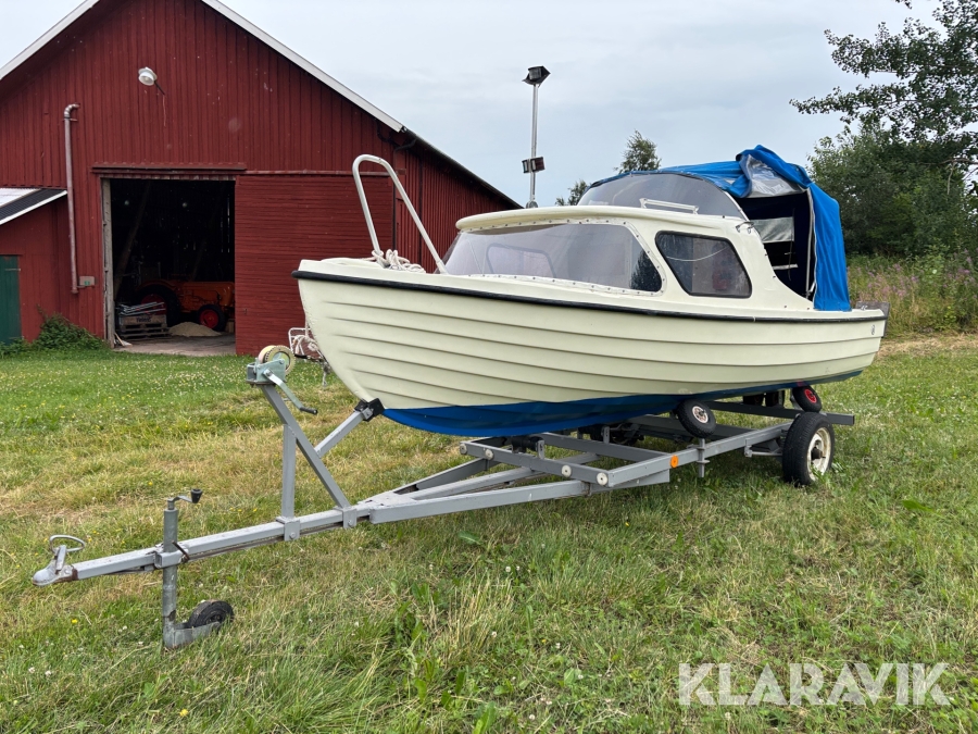 Båt med sjösättningstrailer