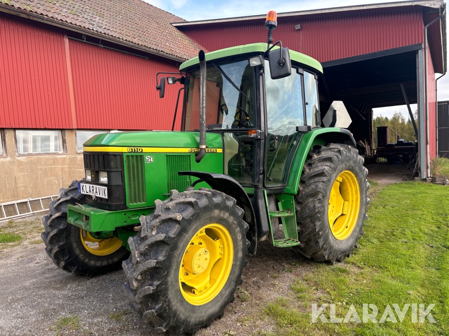 Traktor John Deere 6110