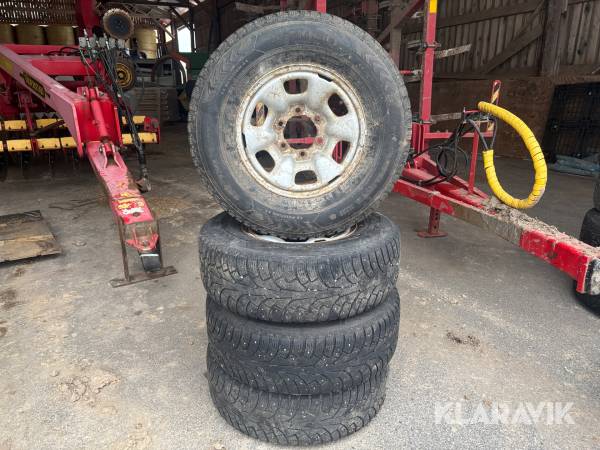 Däck och fälg till Toyota Hilux Hakapelitta 235/75-15 4st Vinterdäck