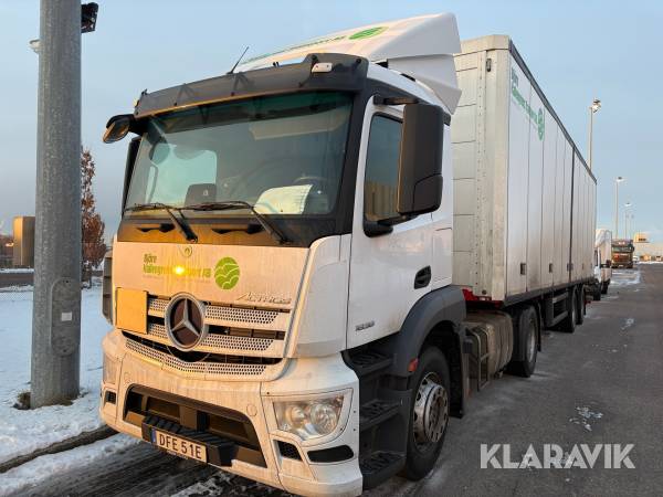 Lastbil Mercedes-Benz Actros 1836 med Kel-Berg City Trailer