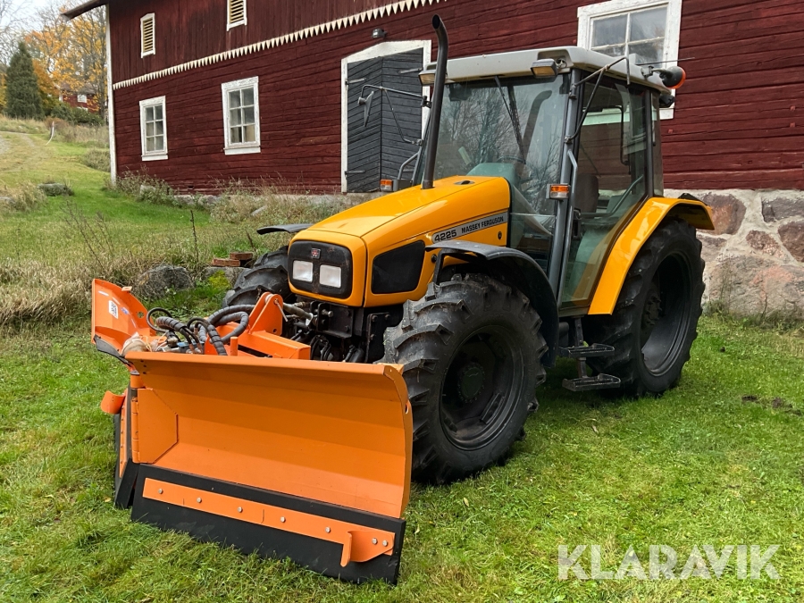 Traktor Massey Ferguson 4225 med vikplog