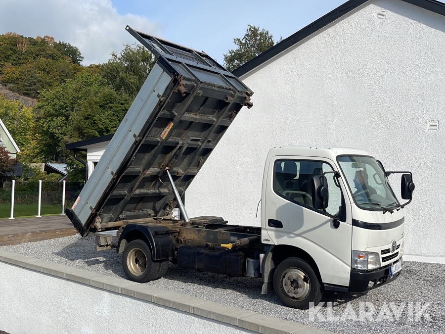 Flakbil Toyota Dyna 150 med 3-vägs tipp