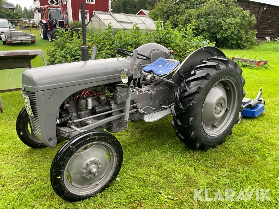 Veterantraktor Ferguson TE20 med rotorklippare
