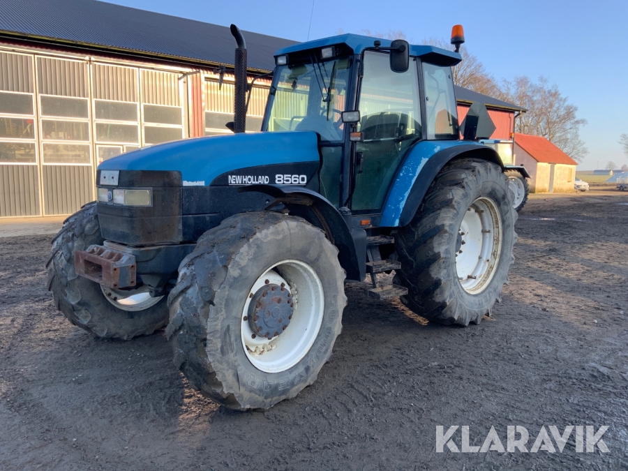 Traktor New Holland 8560