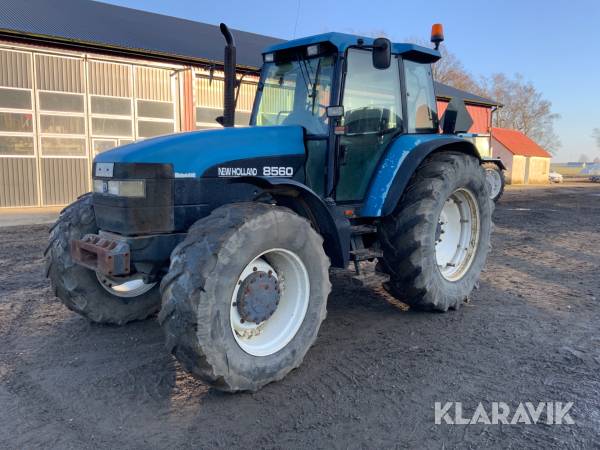 Traktor New Holland 8560