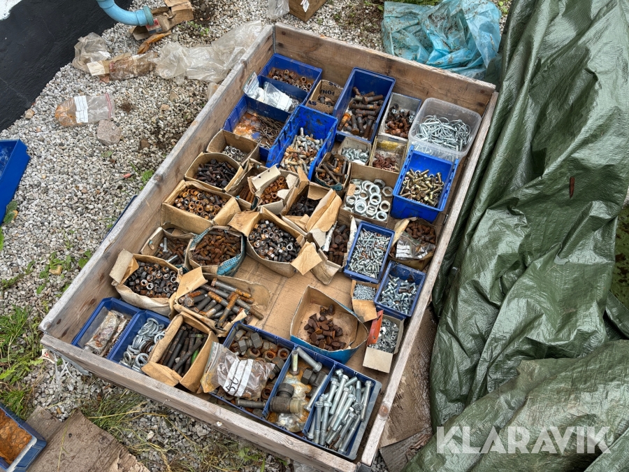 Pall med diverse skruv och mutter