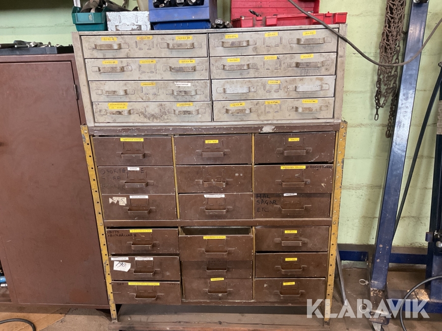 Skåp med diverse borrar