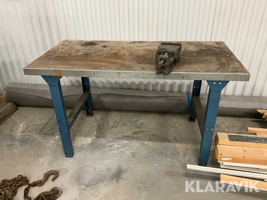 Arbetsbänk med skruvstycke