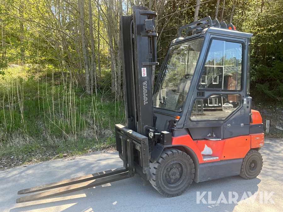 Truck Toyota 7FBJ35 med gaffelspridning och förskjutning