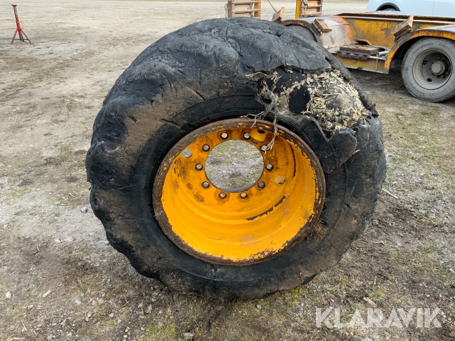 Fälg med trasigt däck Rottne skogsmaskin