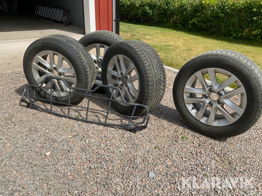 Hundgaller och 4st däck Volvo V70