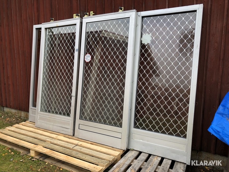 Dörrparti med automatiska dörrar