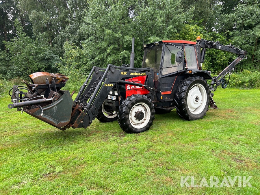 Veterantraktor Valmet 445 med frontlastare och kran