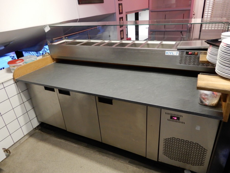 Kyld pizzabänk med extern kylränna