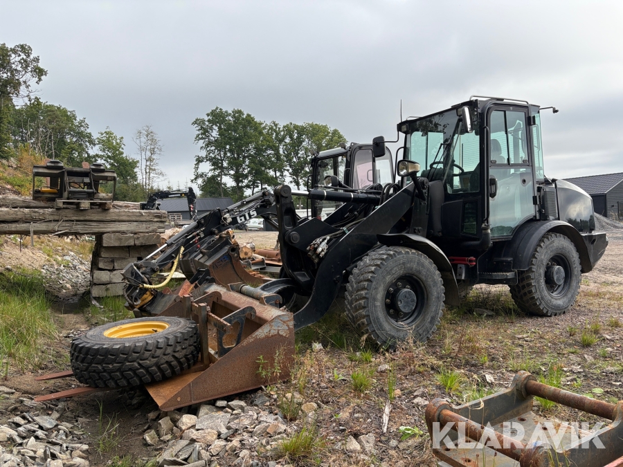 Hjullastare CAT 906 M med skopa och gafflar