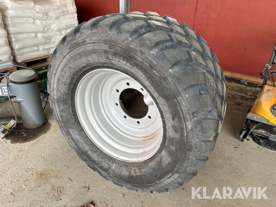 Däck med fälg BKT 1st