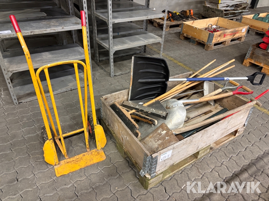 Pall med skyfflar, sopkvastar, säckkärra m.m 13 st