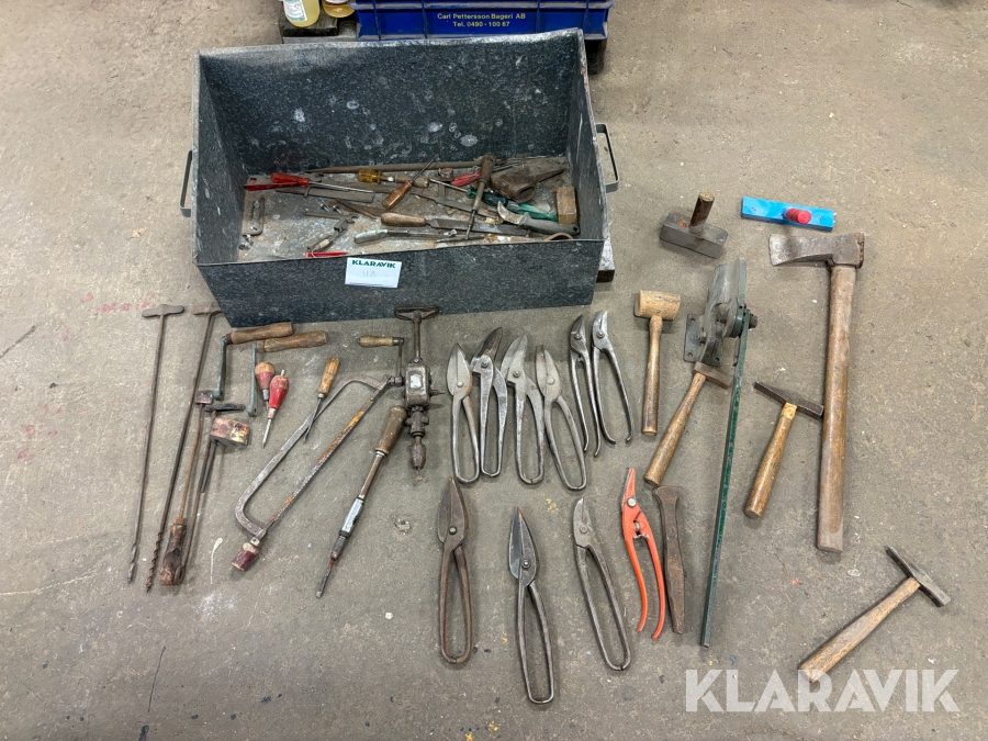 Äldre plåtslageriverktyg