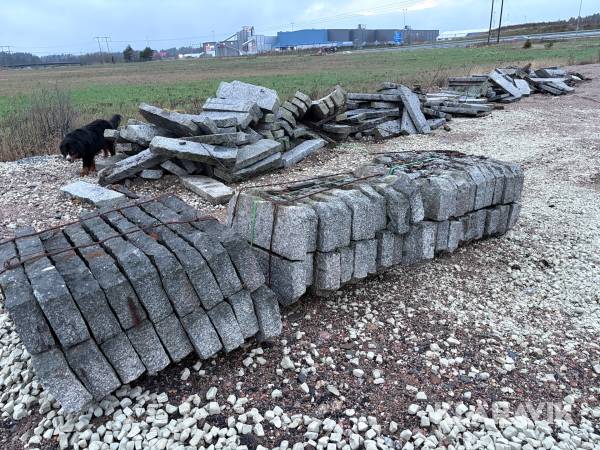 Stort parti med granitsten