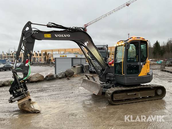 Grävmaskin Volvo ECR88D med många redskap