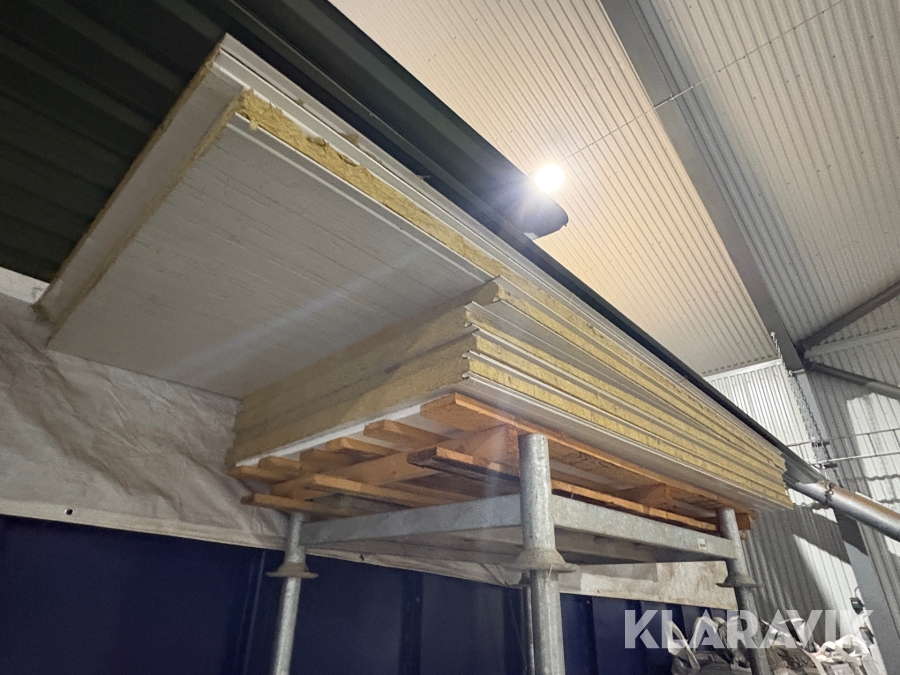 Isoleringspaneler med ytterplåt och lister