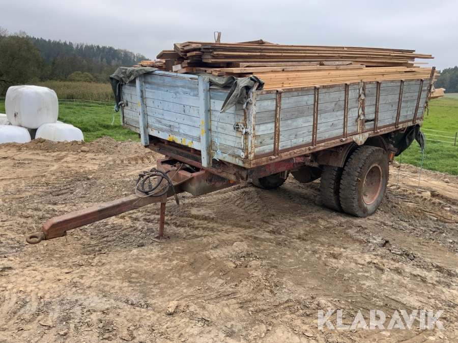 Traktorkärra med sågatvirke  