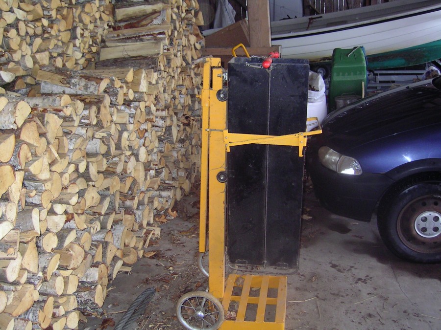 Anordning för att packa ved i nätsäck