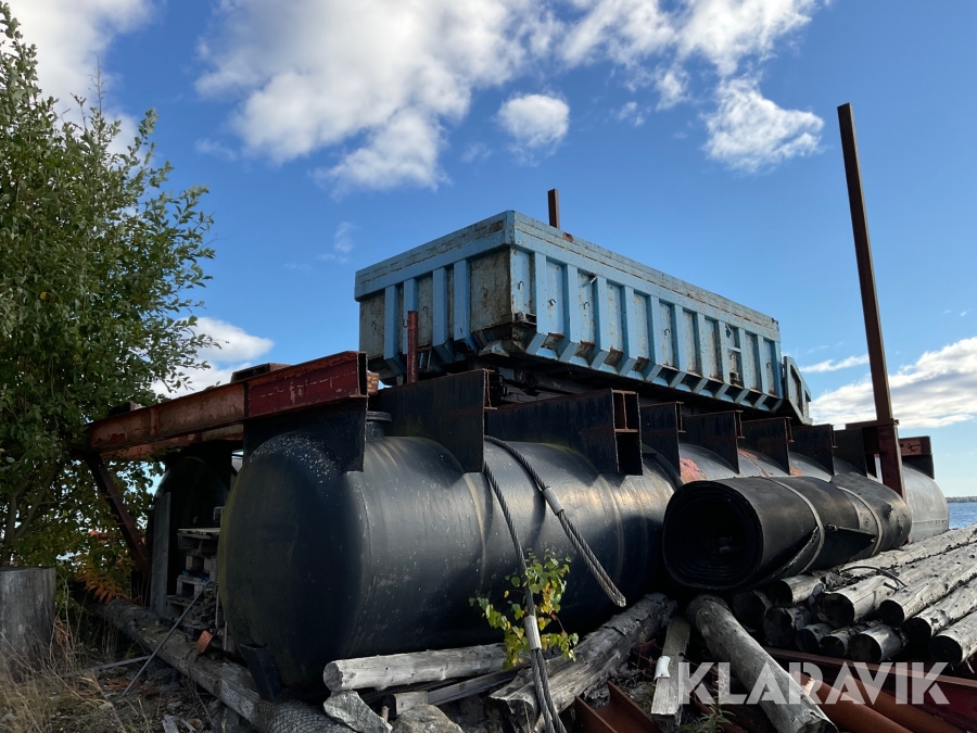 Ponton med tippflak och kran