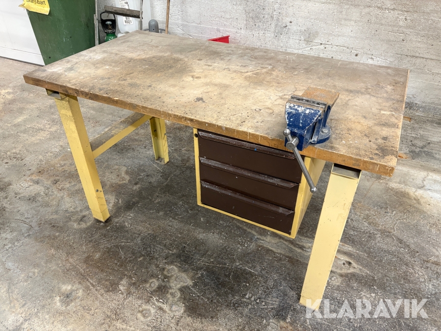 Arbetsbänk med skruvstycke