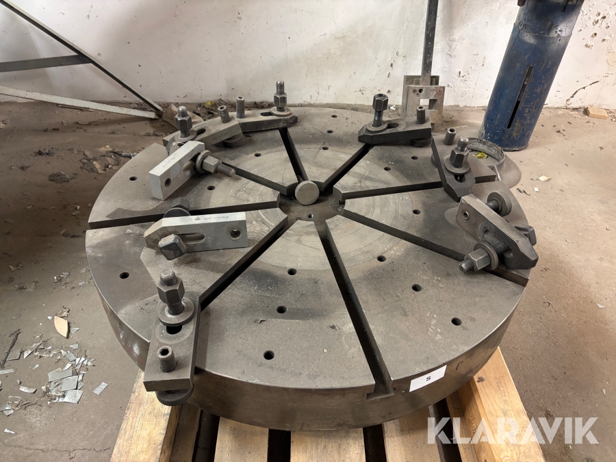 Svarvchuck med justerbara backar