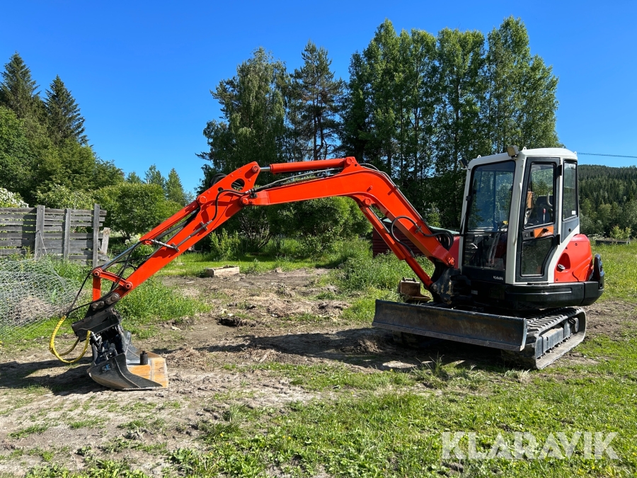 Grävmaskin Kubota KX121-3 med redskap och släp