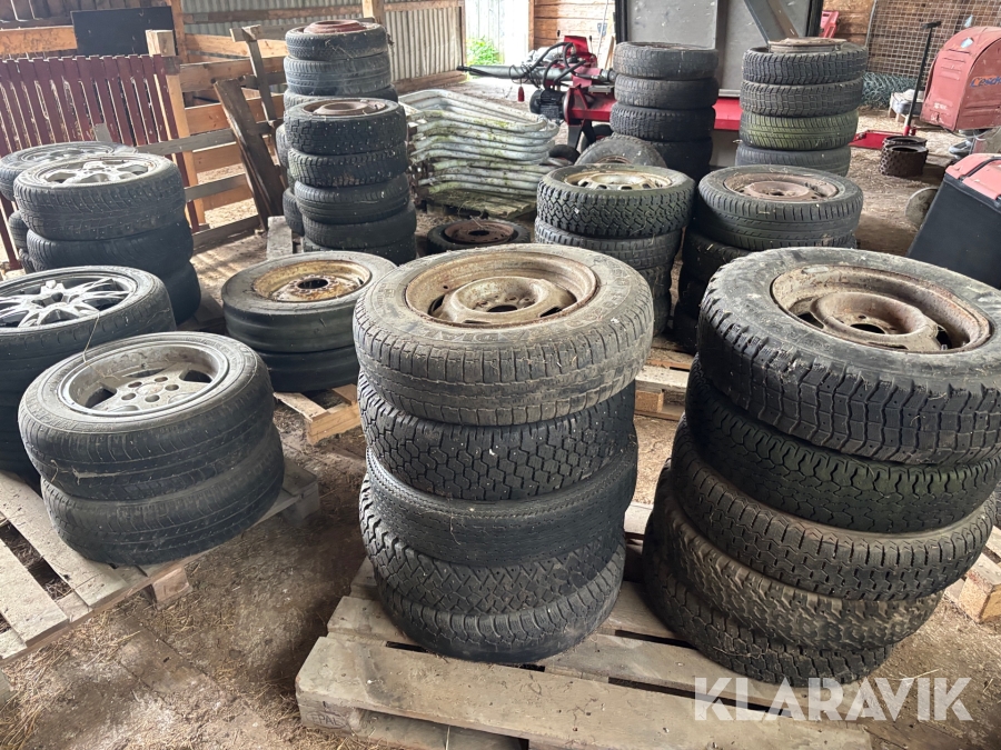 Parti med däck på fälg