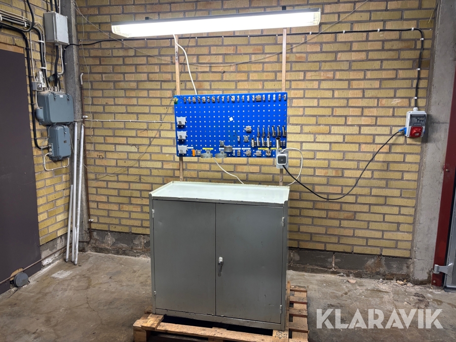 Skåp med verktygstavla och belysning