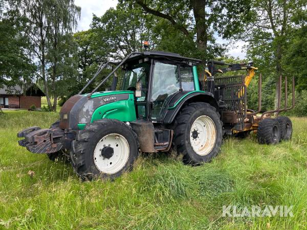 Traktor Valtra N121 High Tech Advance med skogsvagn