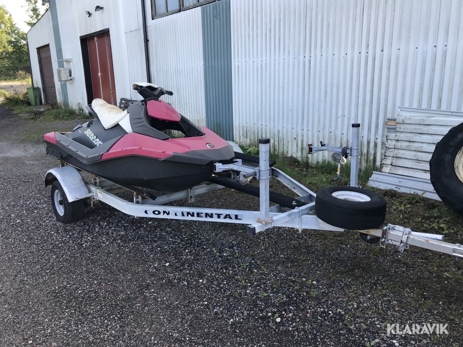 Vattenskoter Sea Doo med sjösättningsvagn