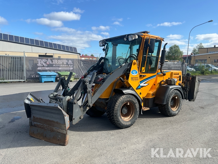 Redskapsbärare Wille 355B med sandspridare och vikplog